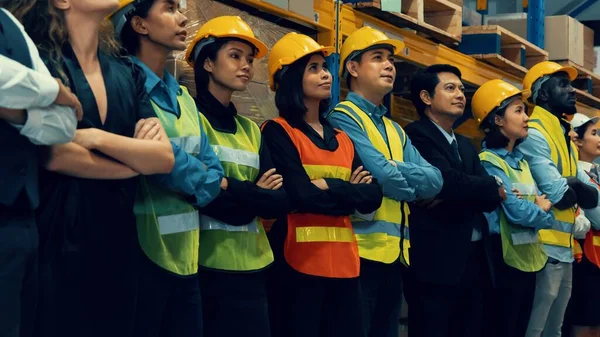 Grande grupo de trabalhadores da fábrica que estão juntos no armazém ou armazém — Fotografia de Stock