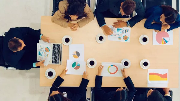 Zakenmensen groep vergadering schot van bovenaf bekijken — Stockfoto