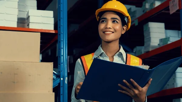 Vrouwelijke magazijnmedewerker in het magazijn — Stockfoto