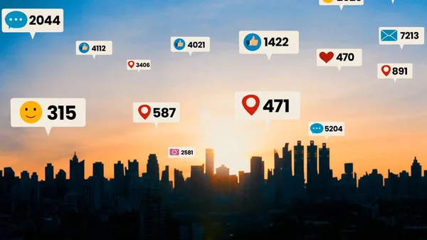 Közösségi média ikonok repül a város felett a belvárosban mutatja az emberek elkötelezettség kapcsolat — Stock Fotó