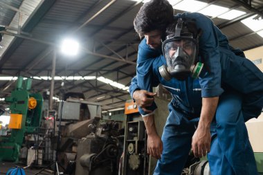 Yetenekli bir fabrika işçisi, takım arkadaşını zehirli gaz sızıntısından kurtarır.
