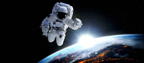 Astronauten-Raumfahrer machen Weltraumspaziergang während er für Raumstation arbeitet — Stockfoto