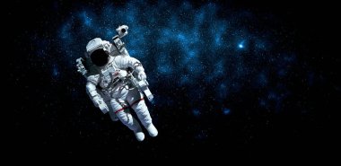 Astronot uzay yürüyüşü yaparken uzay istasyonu için çalışır.