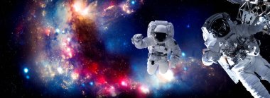Astronot uzay yürüyüşü yaparken uzay istasyonu için çalışır.