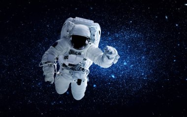 Astronot uzay yürüyüşü yaparken uzay istasyonu için çalışır.