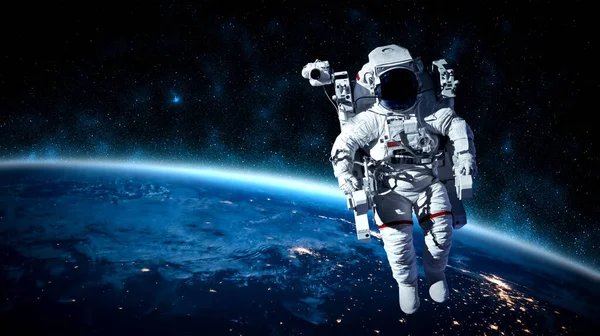 Astronauta astronauta fare passeggiata spaziale mentre si lavora per la stazione spaziale — Foto Stock