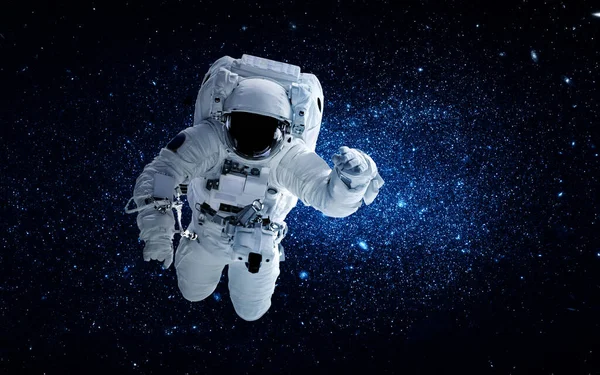Astronot uzay yürüyüşü yaparken uzay istasyonu için çalışır.