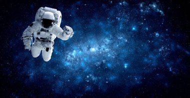 Astronot uzay yürüyüşü yaparken uzay istasyonu için çalışır.