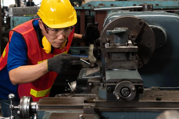 Travailleur d'usine compétent ou ingénieur faire le travail de la machine dans l'atelier de fabrication — Photo