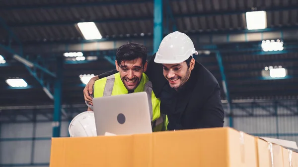 Dois trabalhadores da fábrica celebram o sucesso juntos na fábrica — Fotografia de Stock