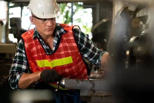 Akıllı fabrika işçisi veya mühendisi bir imalat atölyesinde makine işi yapıyor.