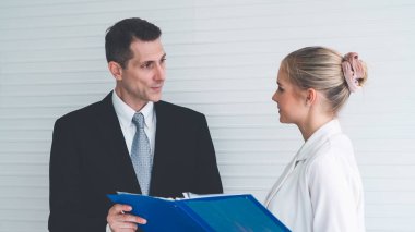 İki iş adamı ofiste proje stratejisi hakkında konuşuyor