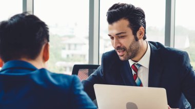 Yöneticiyle iş görüşmesinde iş arayan