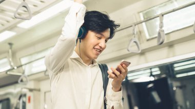 İş adamı trende cep telefonu kullanıyor.