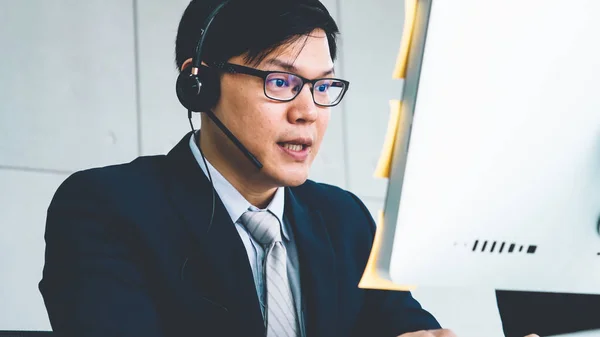 Gente de negocios con auriculares trabajando en la oficina —  Fotos de Stock