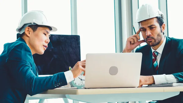 Reunión de ingenieros y arquitectos en la mesa de oficinas — Foto de Stock