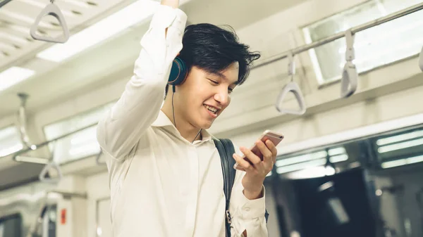 Homme d'affaires utilisant le téléphone portable dans le train public — Photo