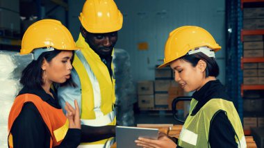 Depoda birlikte çalışan bir depo işçisi.