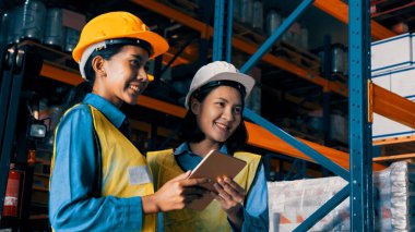 Depoda çalışan kadın bir depo işçisi.