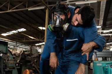 Yetenekli bir fabrika işçisi, takım arkadaşını zehirli gaz sızıntısından kurtarır.
