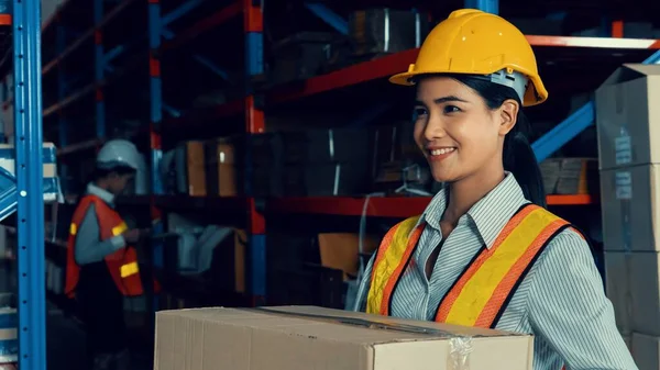 Vrouwelijke magazijnmedewerker in het magazijn — Stockfoto