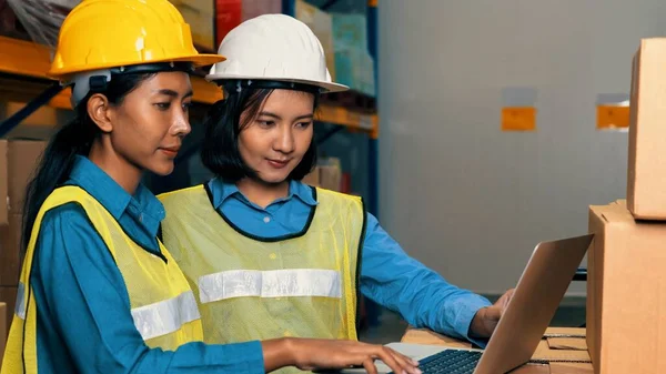 Female warehouse worker working at the storehouse — Stock Photo, Image