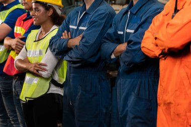 Fabrikadaki takım çalışmasını gösteren becerikli bir işçi bir arada duruyor. .