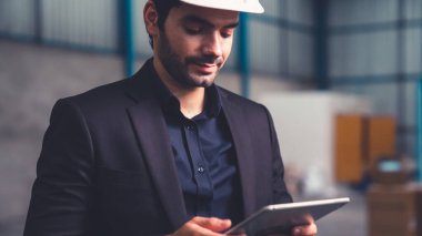 Fabrika yöneticisi depoda veya fabrikada tablet bilgisayar kullanıyor