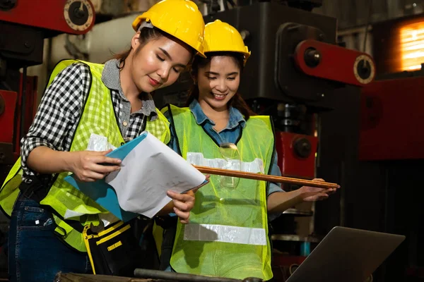 Werknemers in de fabriek werken en bespreken productieplan in de fabriek — Stockfoto