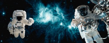 Astronot uzay yürüyüşü yaparken uzay istasyonu için çalışır.