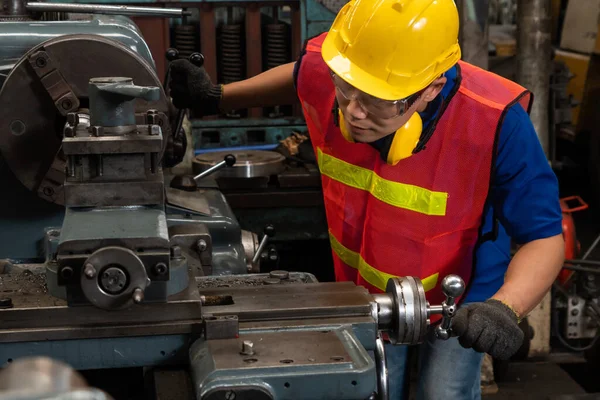 Умілий заводський працівник або інженер виконують машинобудівну роботу у виробничому цеху — стокове фото