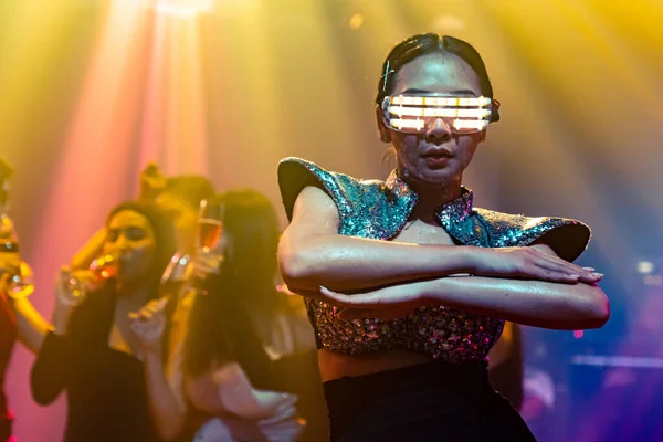 Techno dançarina no clube noturno dançando ao ritmo da música de DJ — Fotografia de Stock