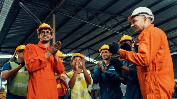 Kompetent arbetare firar framgång i fabriken . — Stockfoto