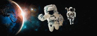 Astronot uzay yürüyüşü yaparken uzay istasyonu için çalışır.