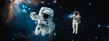 Astronot uzay yürüyüşü yaparken uzay istasyonu için çalışır.