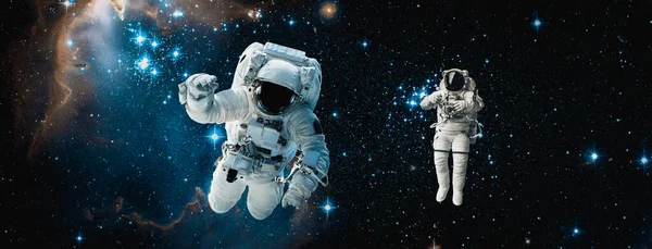 Astronaut ruimtevaarder doen ruimtewandeling tijdens het werken voor ruimtestation — Stockfoto