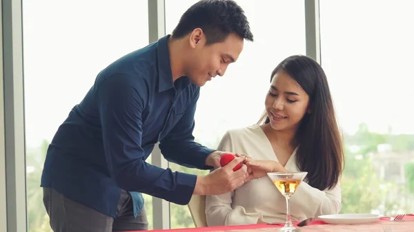 Романтическая пара дарит подарок любовнику в ресторане — стоковое фото