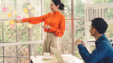 İş adamları proje planlama kurulunda çalışıyor