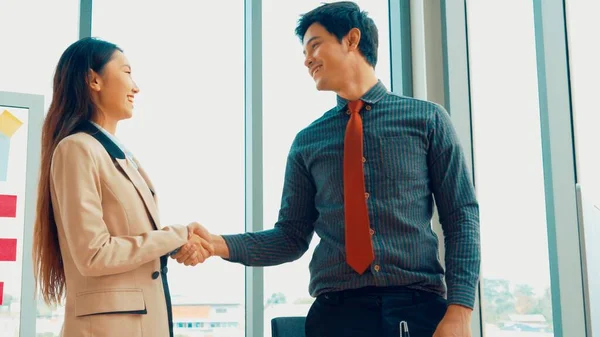 Business people stretta di mano in ufficio aziendale — Foto Stock