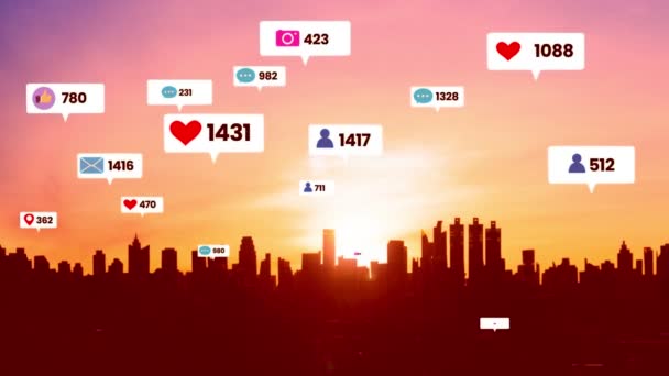 Иконки социальных сетей летают над центром города, показывая связь между людьми — стоковое видео