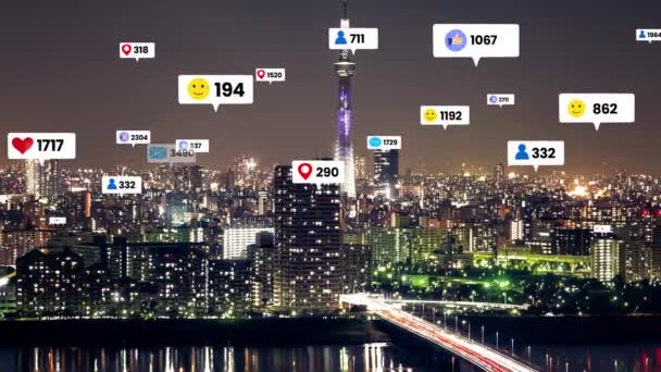 Ícones de mídia social sobrevoam o centro da cidade mostrando a conexão de engajamento das pessoas — Vídeo de Stock