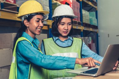 Depoda çalışan kadın bir depo işçisi.