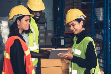 Depoda birlikte çalışan bir depo işçisi.