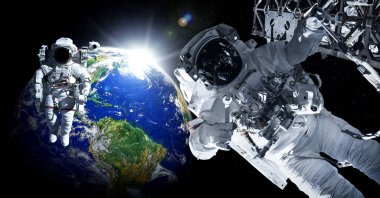 Astronot uzay yürüyüşü yaparken uzay istasyonu için çalışır.