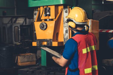 Fabrika işçisi veya mühendisi imalat atölyesinde makine işi yapıyor.