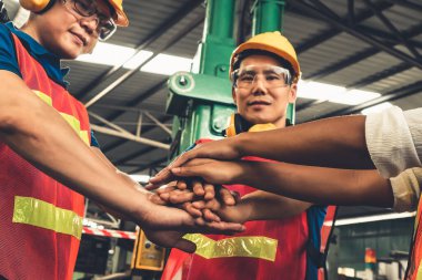 Becerikli fabrika işçilerinden oluşan ekip birlik ve destek gösteriyor.