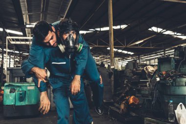 Yetenekli bir fabrika işçisi, takım arkadaşını zehirli gaz sızıntısından kurtarır.