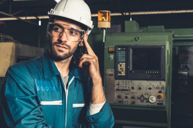 Düşünürken ve ileriye bakarken usta bir fabrika mühendisi ya da işçi portresi