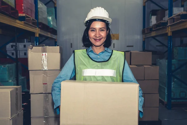 Portrait de jeune femme asiatique ouvrière d'entrepôt souriant dans l'entrepôt — Photo