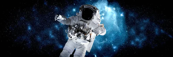 Astronaut spaceman do spacewalk while working for space station — Stock Photo, Image